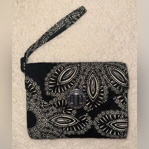 Vera Bradley Turnlock Smartphone Wristlet in Blanco Bouquet Print